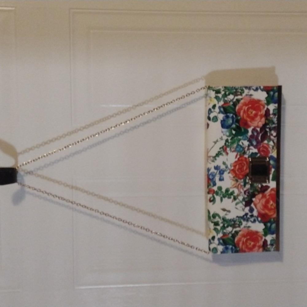 Floral hot tomato clutch